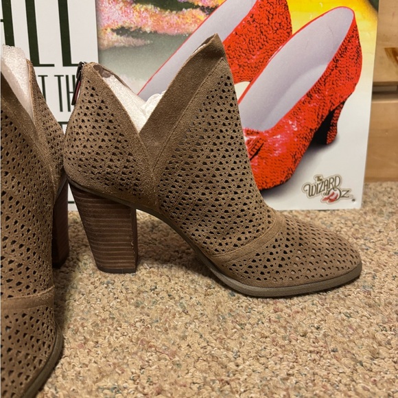 🆕Vince Camuto Brown Ankle Booties - Picture 8 of 12